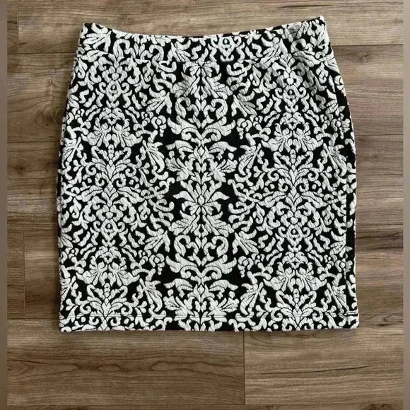 LOFT Dresses & Skirts - Ann Taylor LOFT Skirt Women’s Size M Black White Stretch